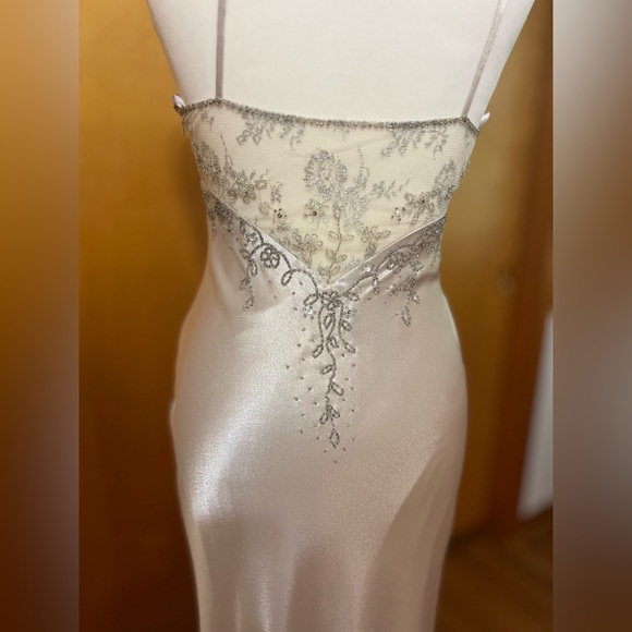 Beautiful Dave and Johnny gown - Picture 8 of 12